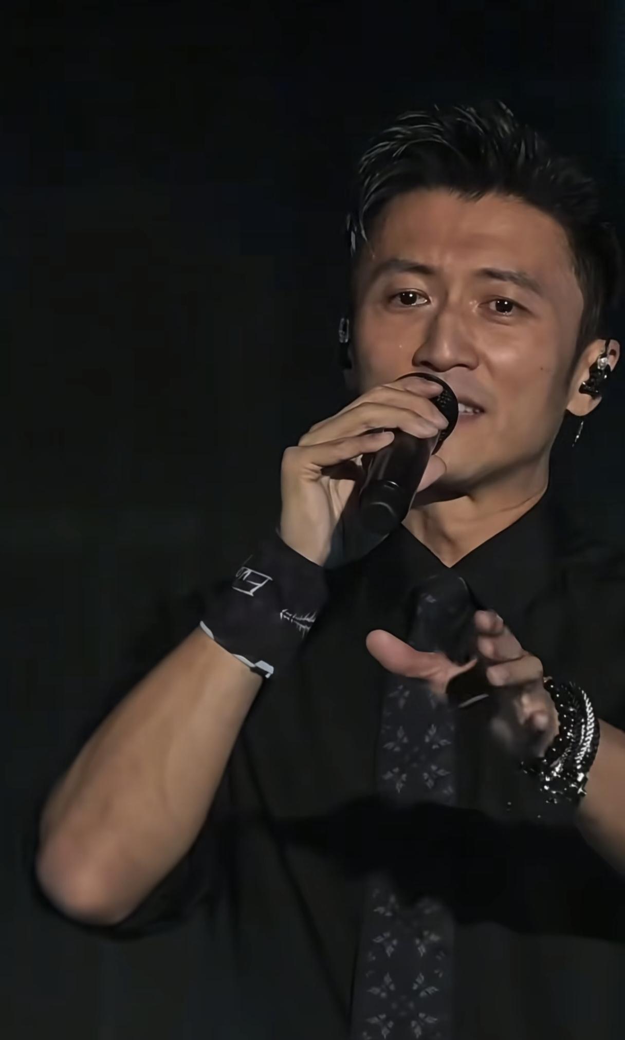 谢霆锋流泪了！昨晚的青岛演唱会上，他悄悄擦掉眼泪，说来也神奇，彩排时雨还下的很大