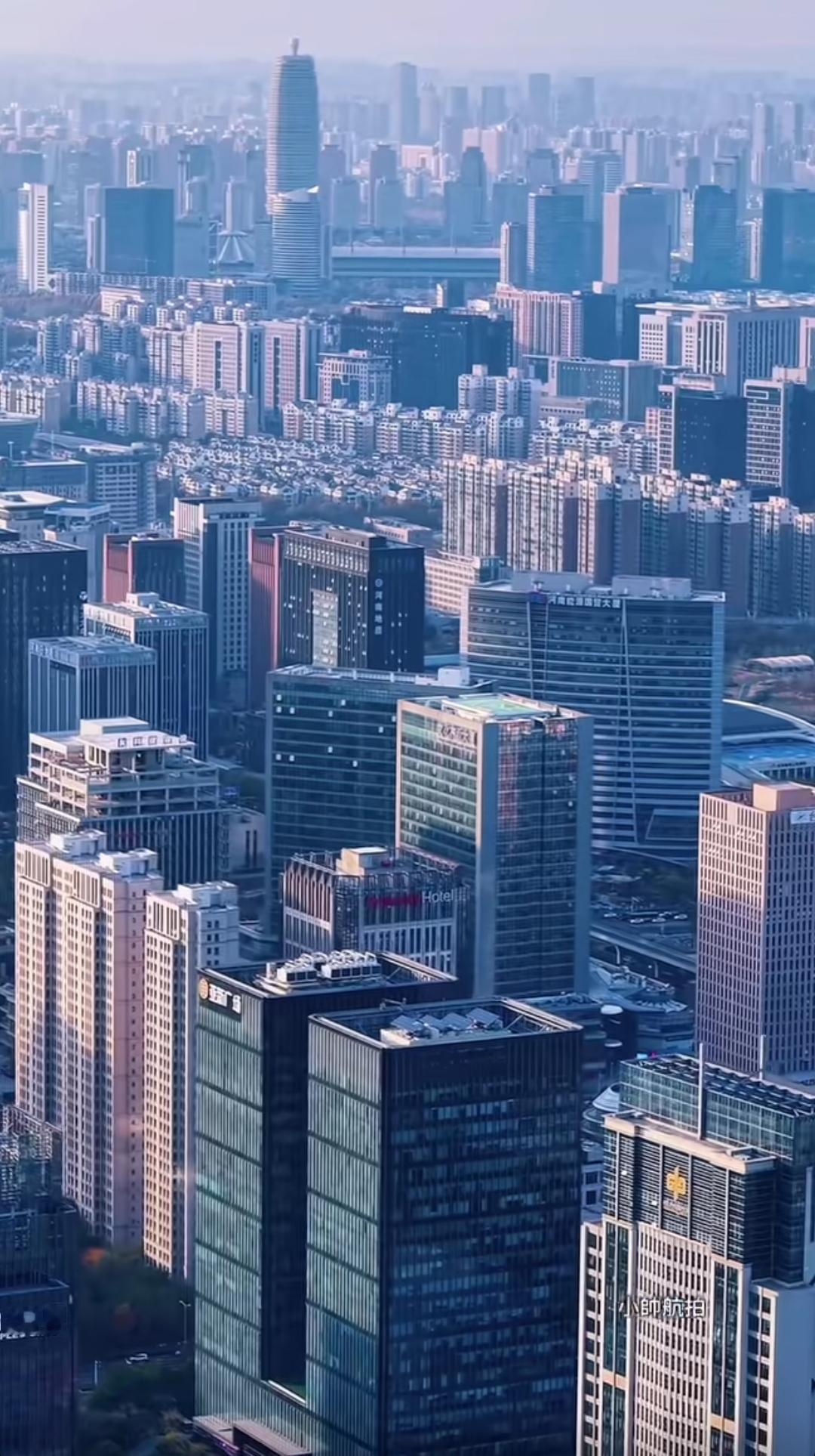 中国城市界有“南深圳，北郑州”的说法。郑州是改革开放以来北方发展最快的城市，也是