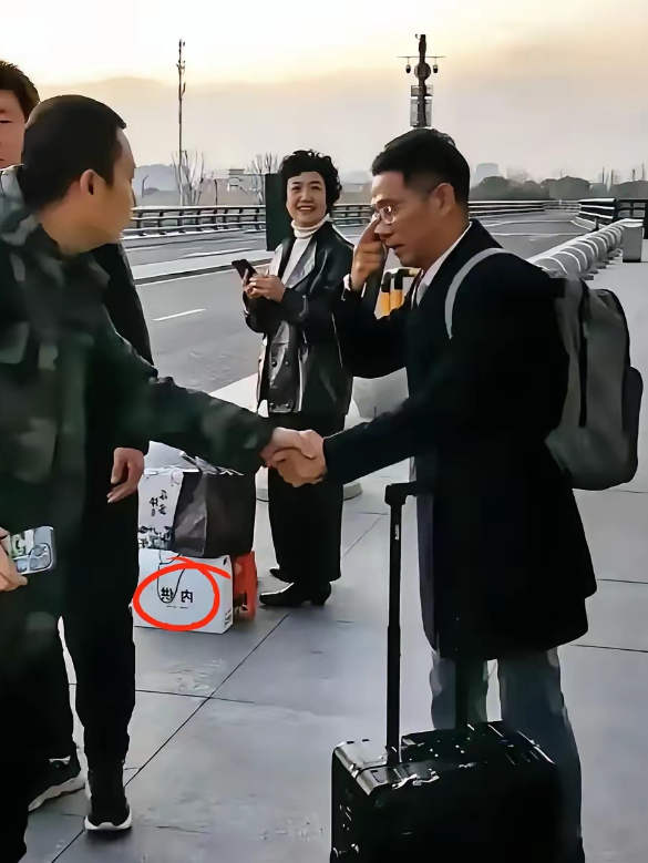 跟大家说个好消息！李律已经安全离开山西长治，坐上了前往北京的车了，还在车里他