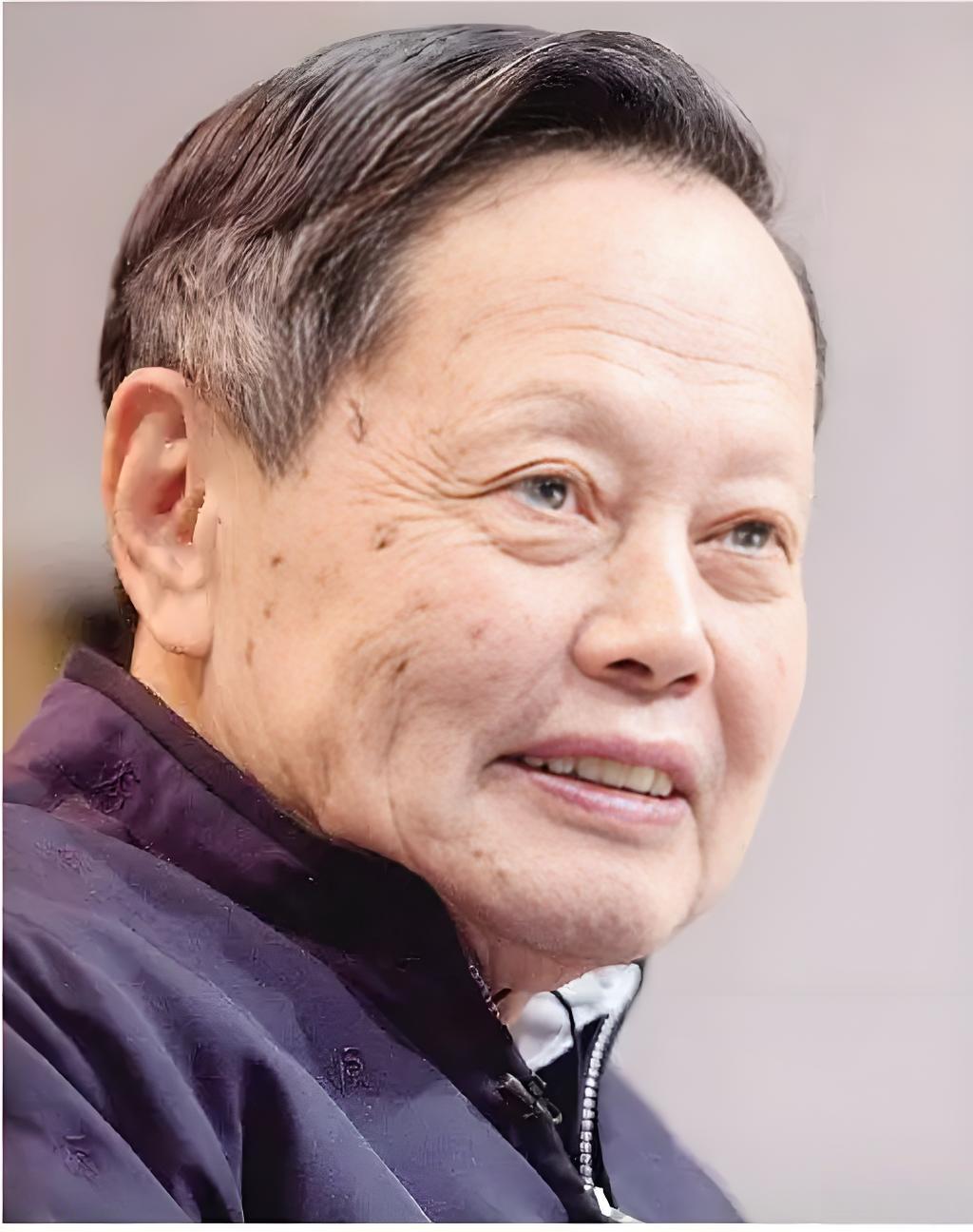 杨振宁教授的学生说：在整理他的遗物时，在书桌抽屉最里层，发现一个牛皮纸信封。信封