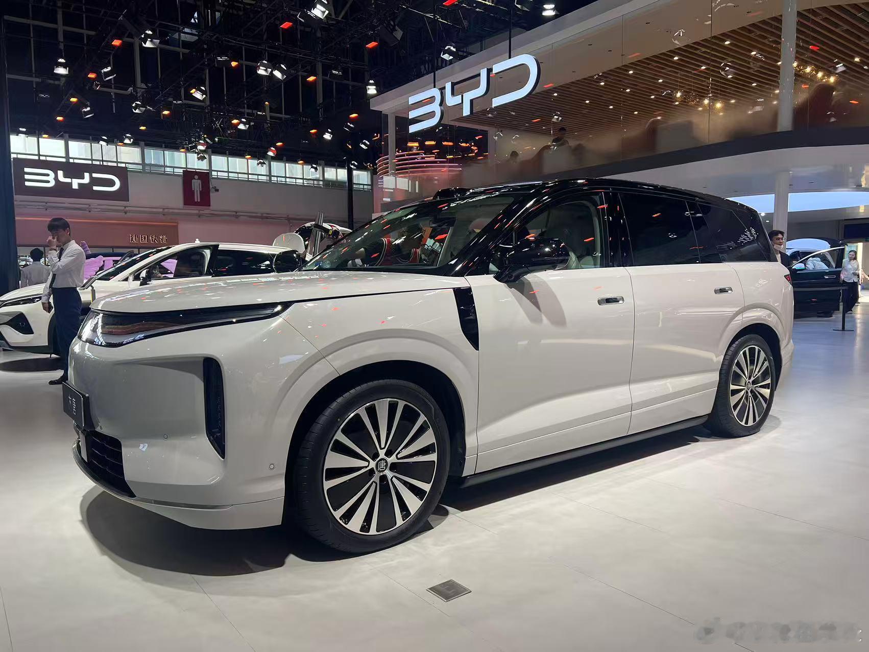 比亚迪今年有一个非常有意思的转变，从工程师思维走向了用户思维。简单点说，从“我能