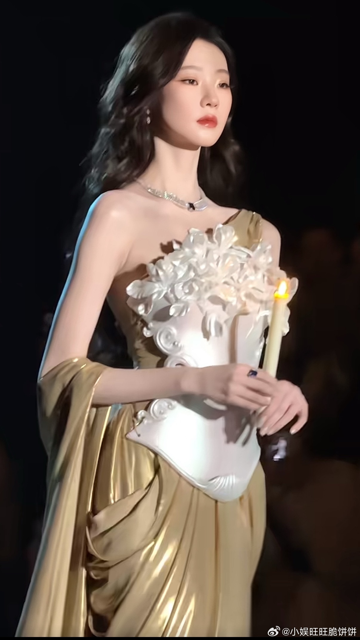 张艺凡！红毯的神主人味好浓