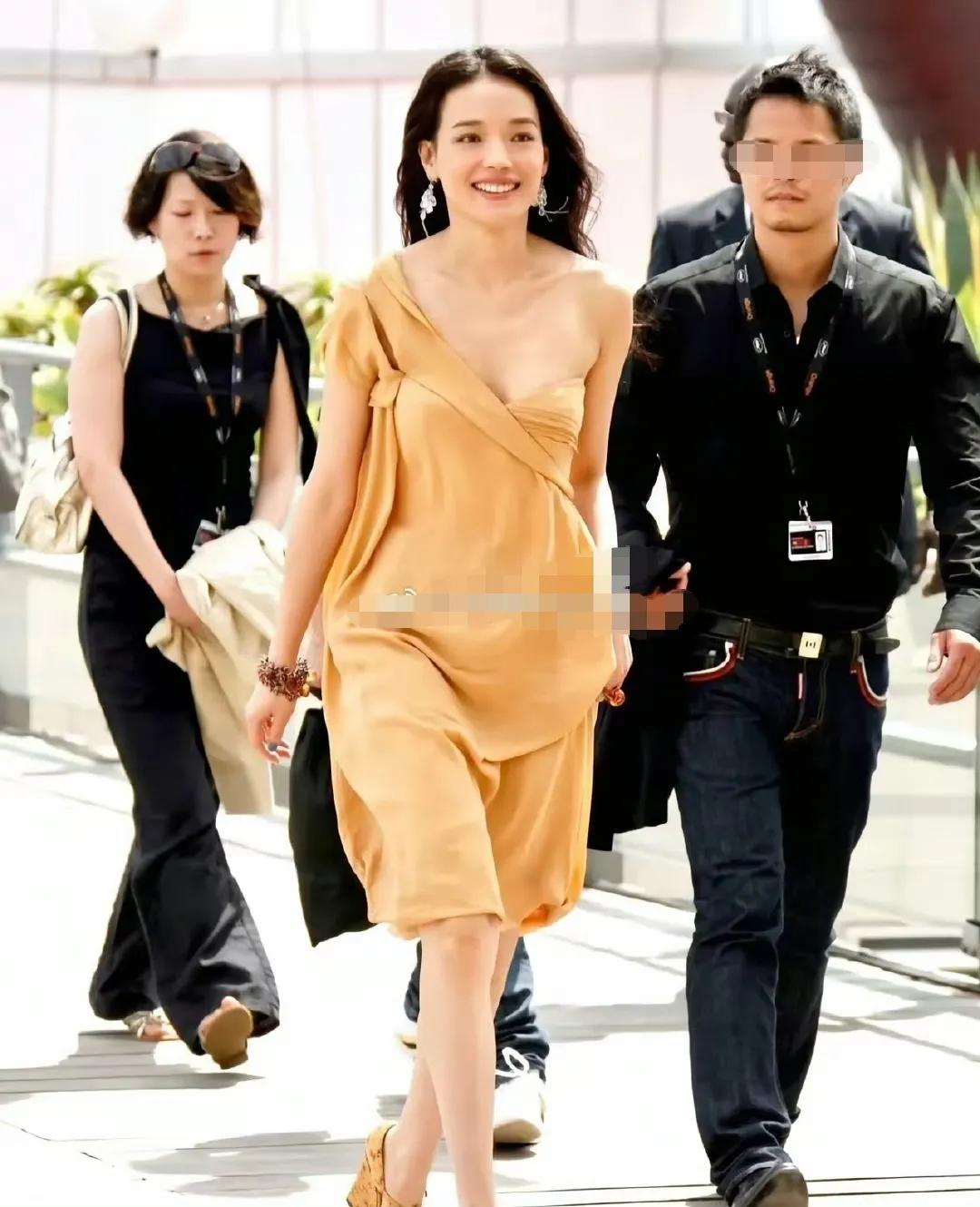舒淇本来就很美，还穿得那么低胸，这下好了，路过的人不知是先看脸还是先看身材了。