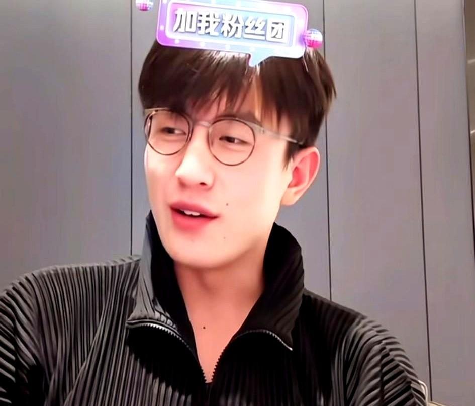 刘萧旭直播突然开播又突然下播，状态差得不行。工作室说是累的，拍戏太拼了。这年