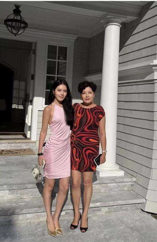 哈文晒出与24岁女儿的别墅合影，满脸富态。人家不上班照样过得滋润，底气全靠老公李
