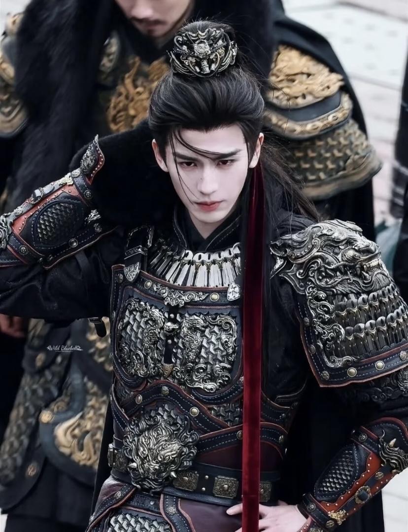 被嘲“粉底液将军”的张凌赫，终于红到“发黑”了！今年开年全是年代剧霸屏的时候