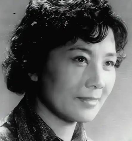 1938年，韩复榘被枪决，郑洞国奉命抄没其家产，推开韩家大门时，妻子高艺珍迎上来