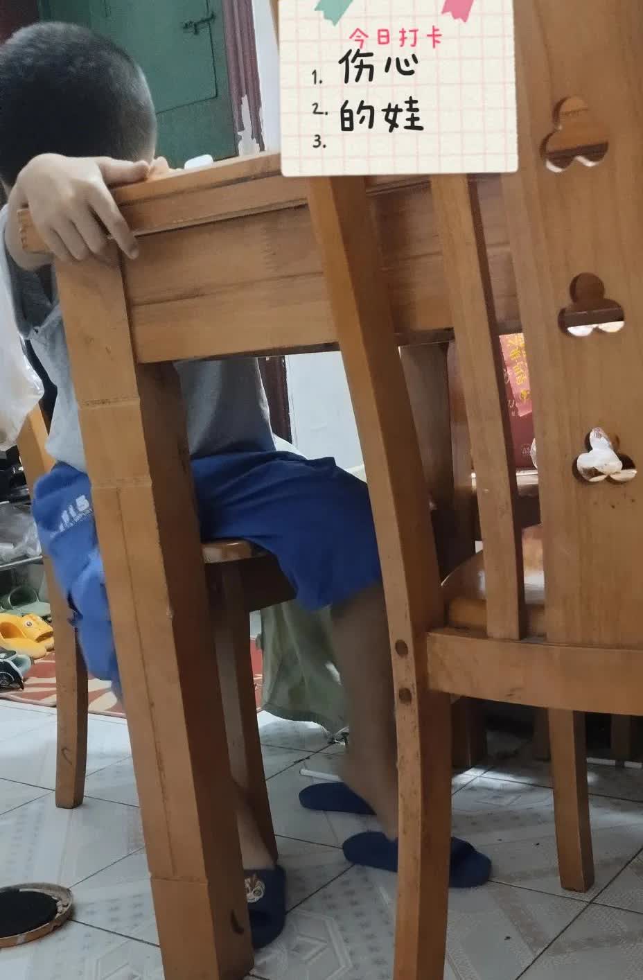 允许他哭10分钟，哭完还得写。这娃只要拿笔写字不是哭就是打瞌睡，我真的是崩溃了