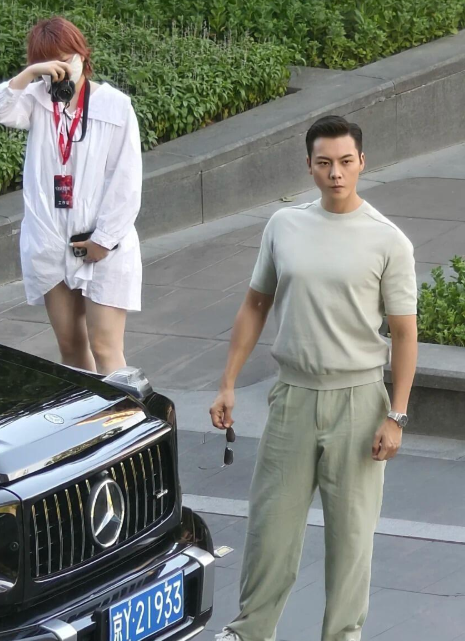 陈伟霆这身材咋看着有点怪呢？比例好像不太协调，肌肉线条也有点别扭，整体感觉不太对