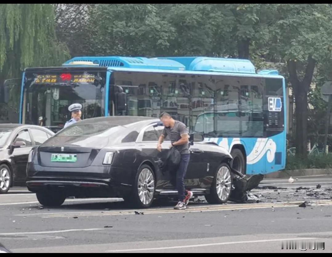 比亚迪宋被陈震驾驶劳斯莱斯猛烈撞击，就是那个车评人，挣车商赞助金的吹车人。事发1