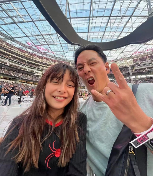 吴彦祖晒出和12岁女儿的合照。他女儿模样有点怪，看着既显老又显小，颜值普普通通，