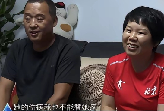 张家齐手指骨折，她妈说：她的伤病我也不能替她疼。张家齐妈妈的发言让我听不懂中文，她妈的解释让我怀疑她