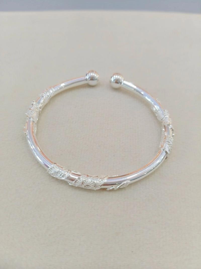 银价大变天了！曾经几百块就能拿下的银镯子，如今随便一款都要一千多，普通人真的