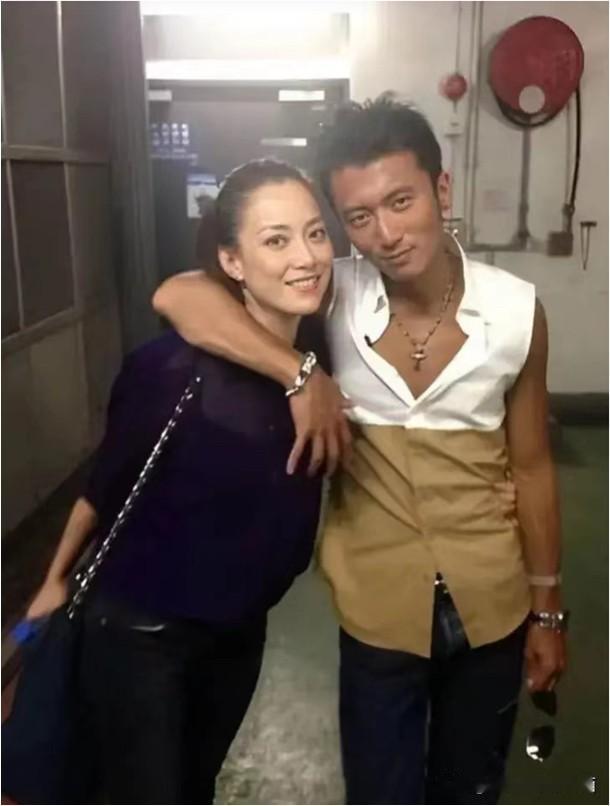 这样看起来，年轻时候的谢霆锋其实也不帅，皮肤黑，个子不高。倒是旁边他搂着的这一位
