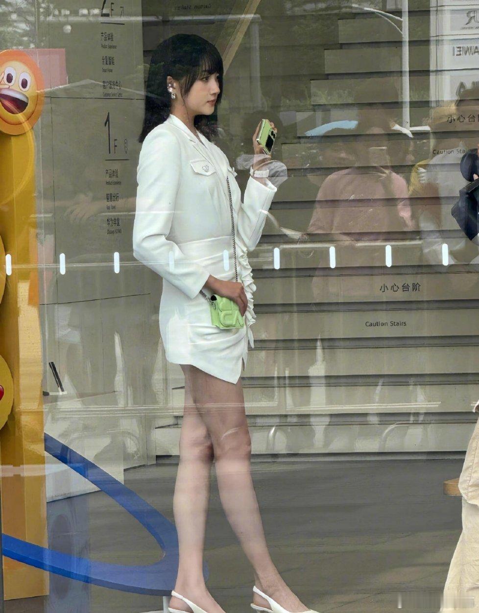 关晓彤身材这么好，但为啥总给人土里土气的感觉？