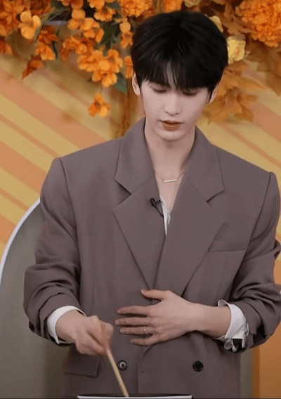 张凌赫 女孩一定得吃碳水 张凌赫的碳水发言太圈粉了！直播里直言女孩吃碳水不该有负