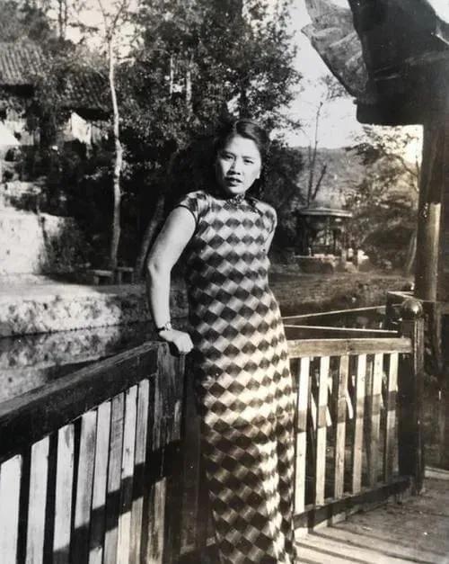 1938年，周总理派一位女地下党打入国民党高层，女子却嫁给了蒋介石的心腹，身份被
