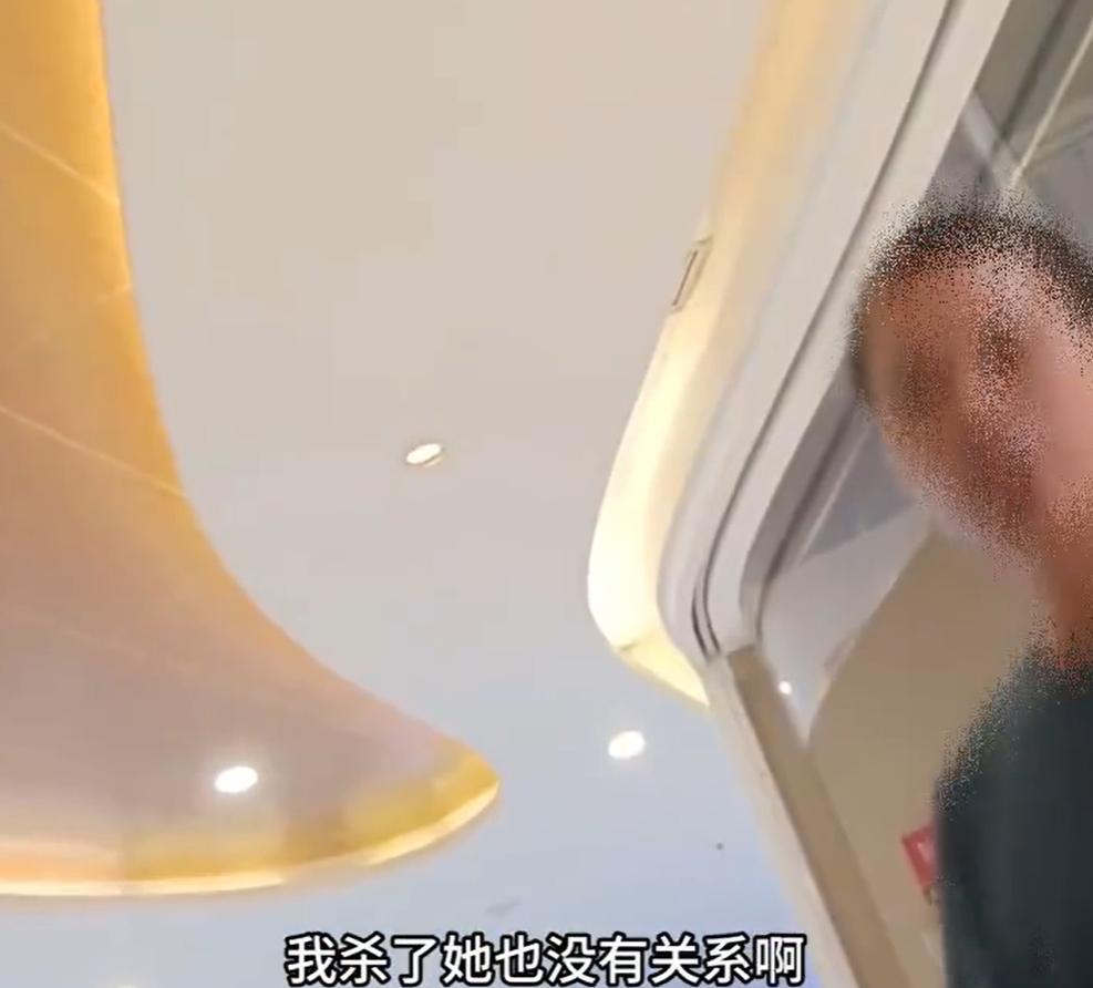 7月22日，广东某超市门口出现了让路人极其愤怒的一幕：一位40岁左右的男子，让8