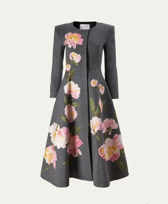 西班牙王后抵达北京第二天出席欢迎仪式，选择露脚后跟的鞋子拉低了王后的高级感！11