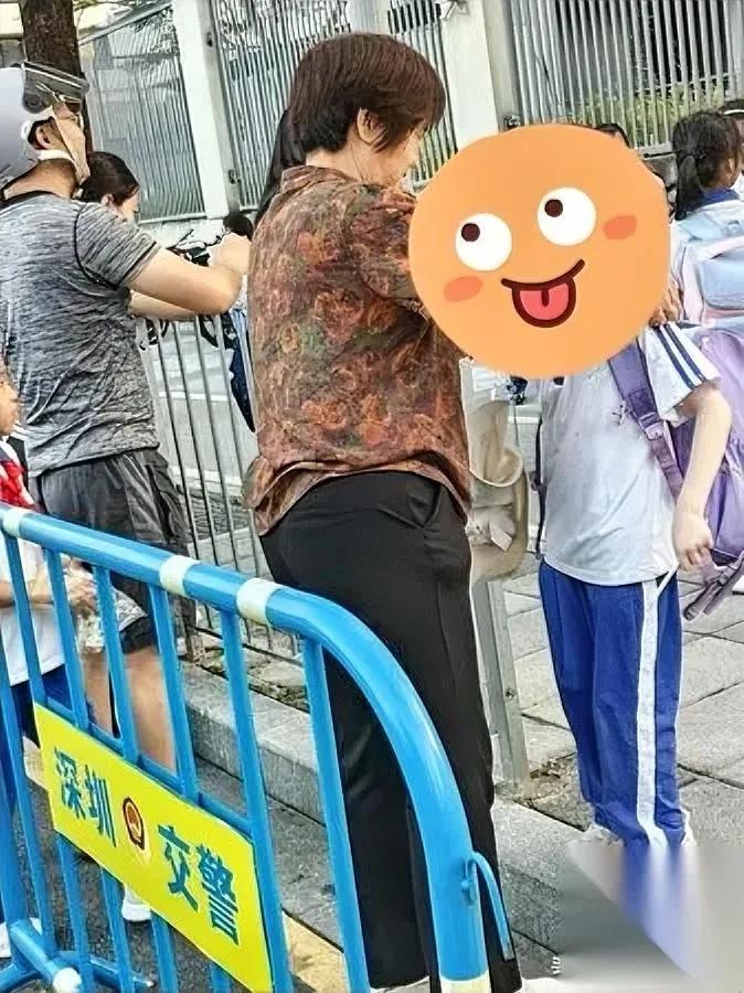 今天接娃时突然想——我们小时候自己走的勇气，为啥现在成了家长的“不敢”？