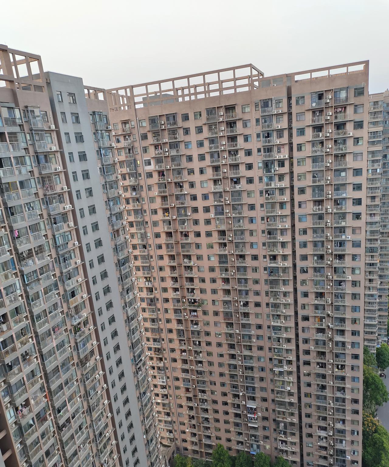 由于我一直担心“高层住宅，比如33层，30年后变危楼”。最近，我跟一个搞建筑设