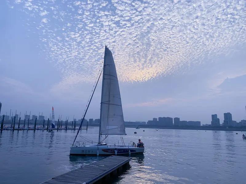 生活中存在这样一类人，他们越是优秀，就越是孤单，身边几乎没有什么朋友。在我看来，