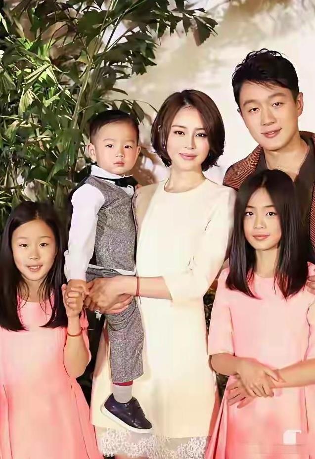 两个女儿像爸爸，儿子像妈妈，从基因分析，他们的儿女将来肯定比父母有出息。我觉
