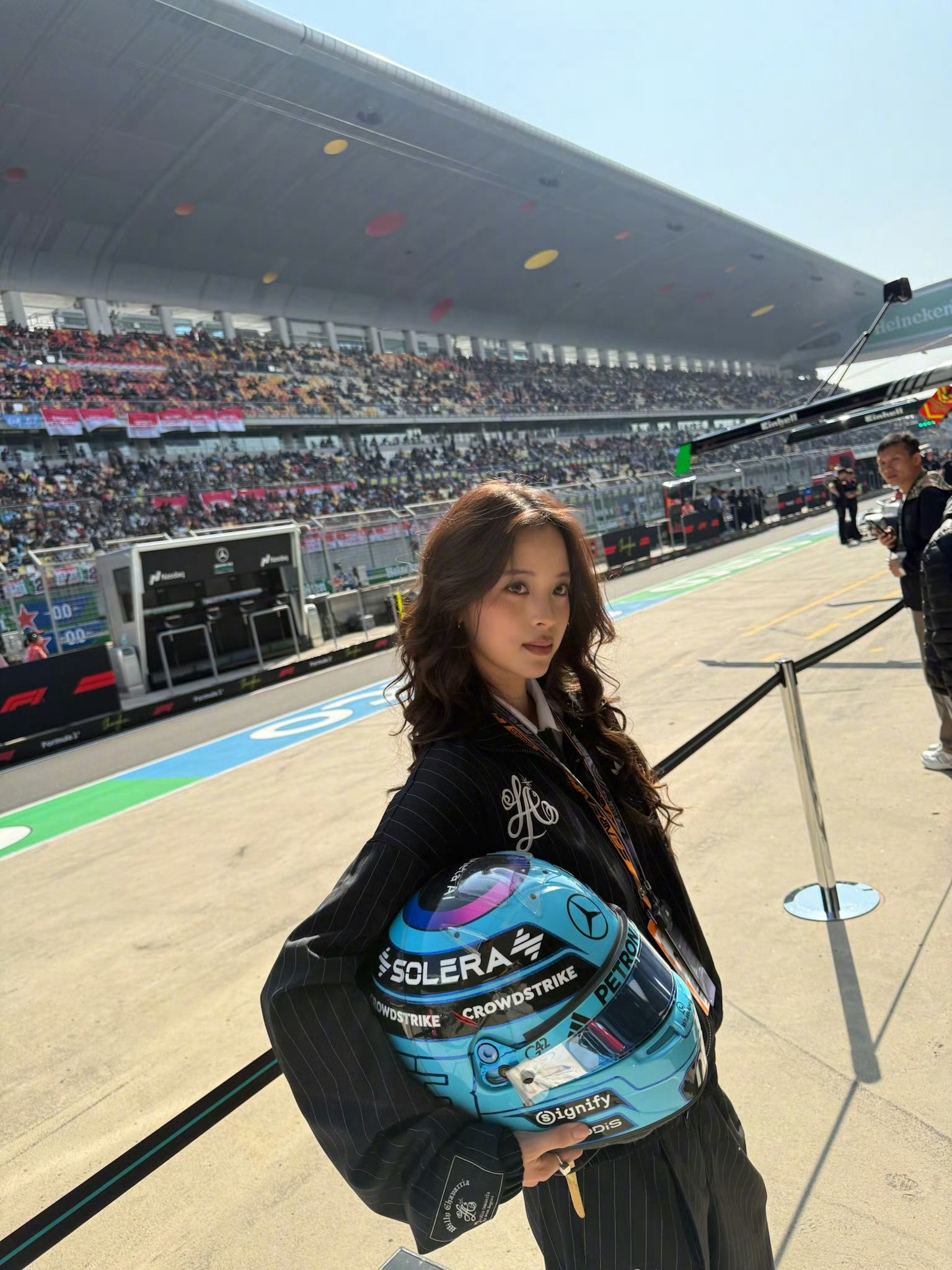 欧阳娜娜上海f1plog上海f1plog掉落！牛仔马甲利落又时髦，条纹西装气场