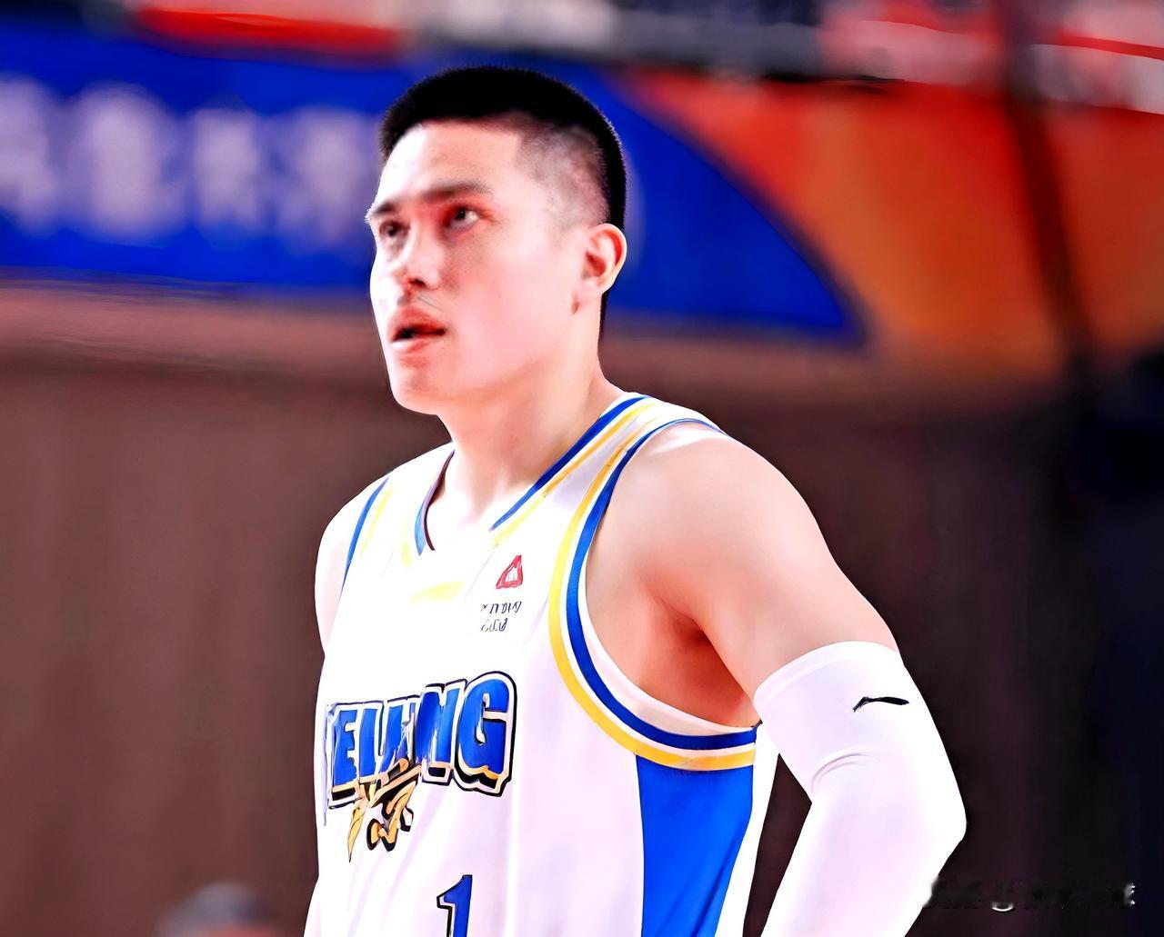 陈盈骏受伤打不了，北京队有大麻烦了！据媒体报道，陈盈骏的鼻子在对阵新疆的比赛