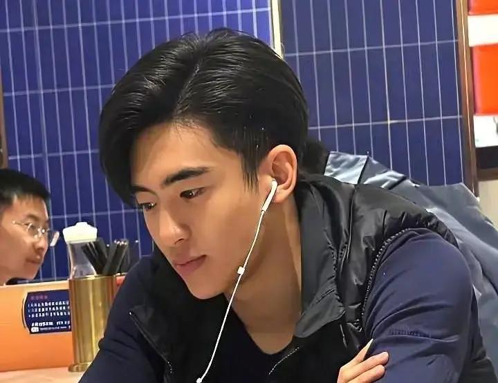 Lucas踢球像谢霆锋，却想当程序员港媒拍到15岁的Lucas在国际学校足