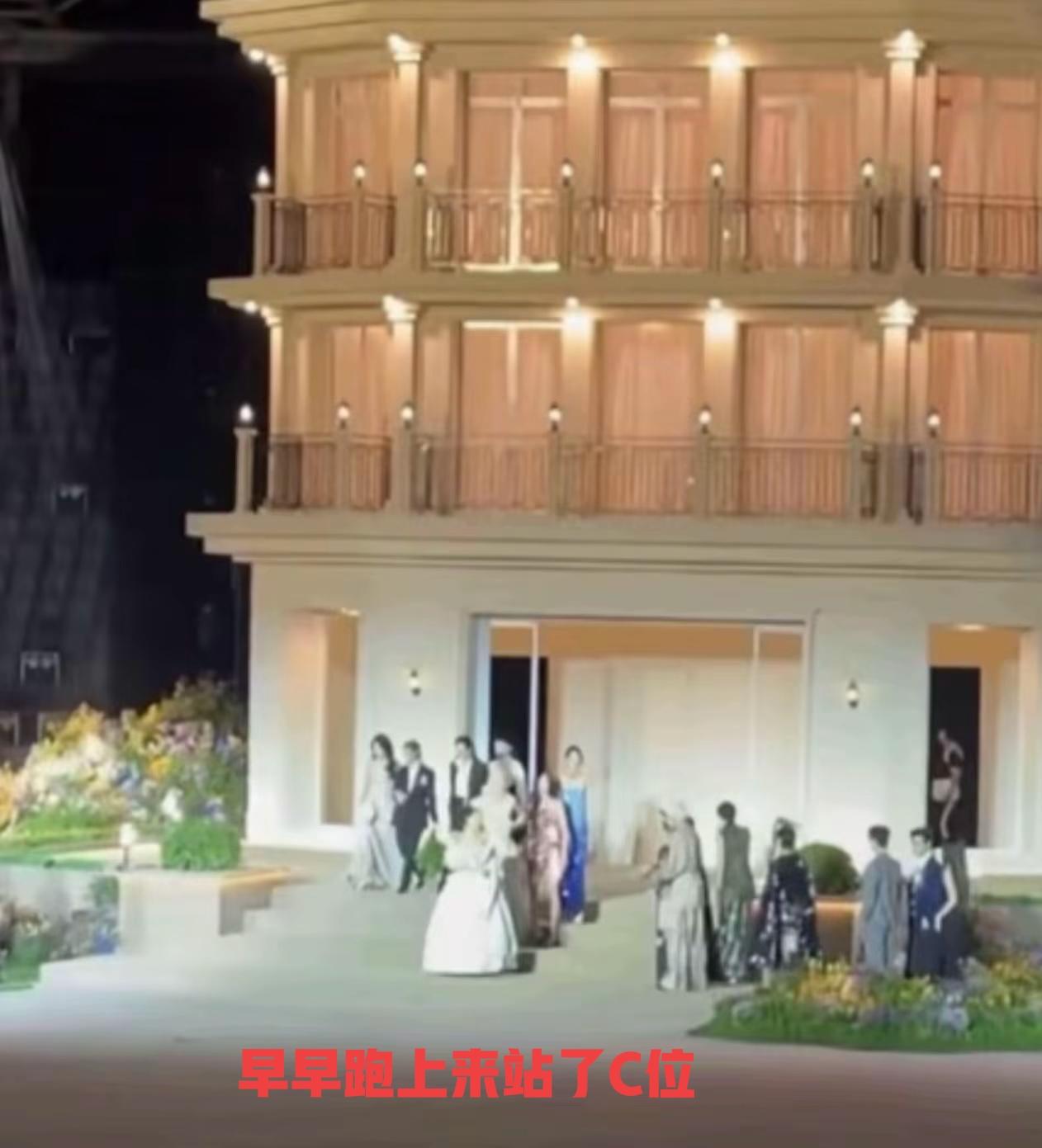 估计这次钟楚曦会长记性了，Vouge盛典召来一片骂声，一组照片看下来，貌似钟楚曦