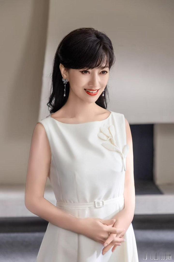 赵雅芝状态惊艳完全看不出年纪，一袭无袖白裙温婉大气，精致容颜常年在线，抗衰效果着