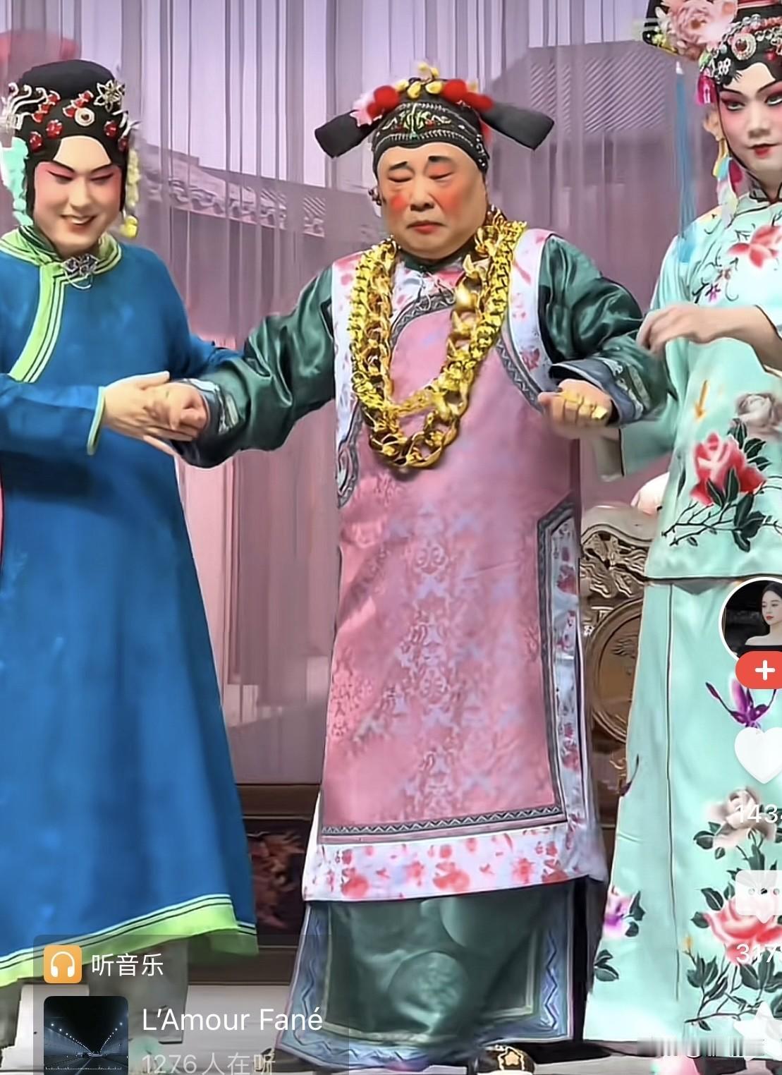 郭德纲，德云社这帮人就是靠在台上耍活宝，出洋相，说些黄，荤，低级趣味的段子取悦观