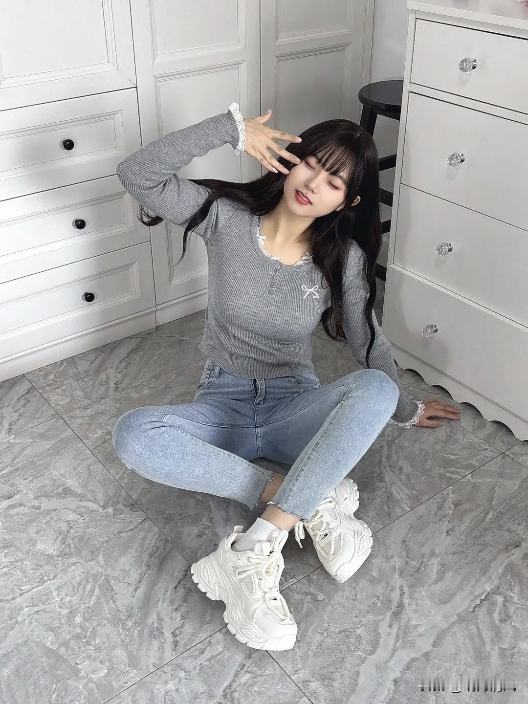 拍了6个动作，最出片就这3个，室内牛仔裤这样拍真的显腿长，喜欢的朋友快来试试吧！