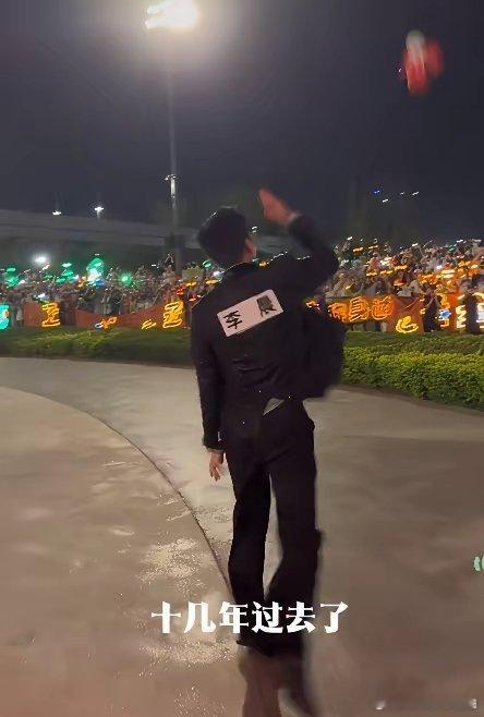 李晨发的这几段下班视频，看得人真难受，莫名的想哭。昨天，李晨发了自己参加《奔跑吧