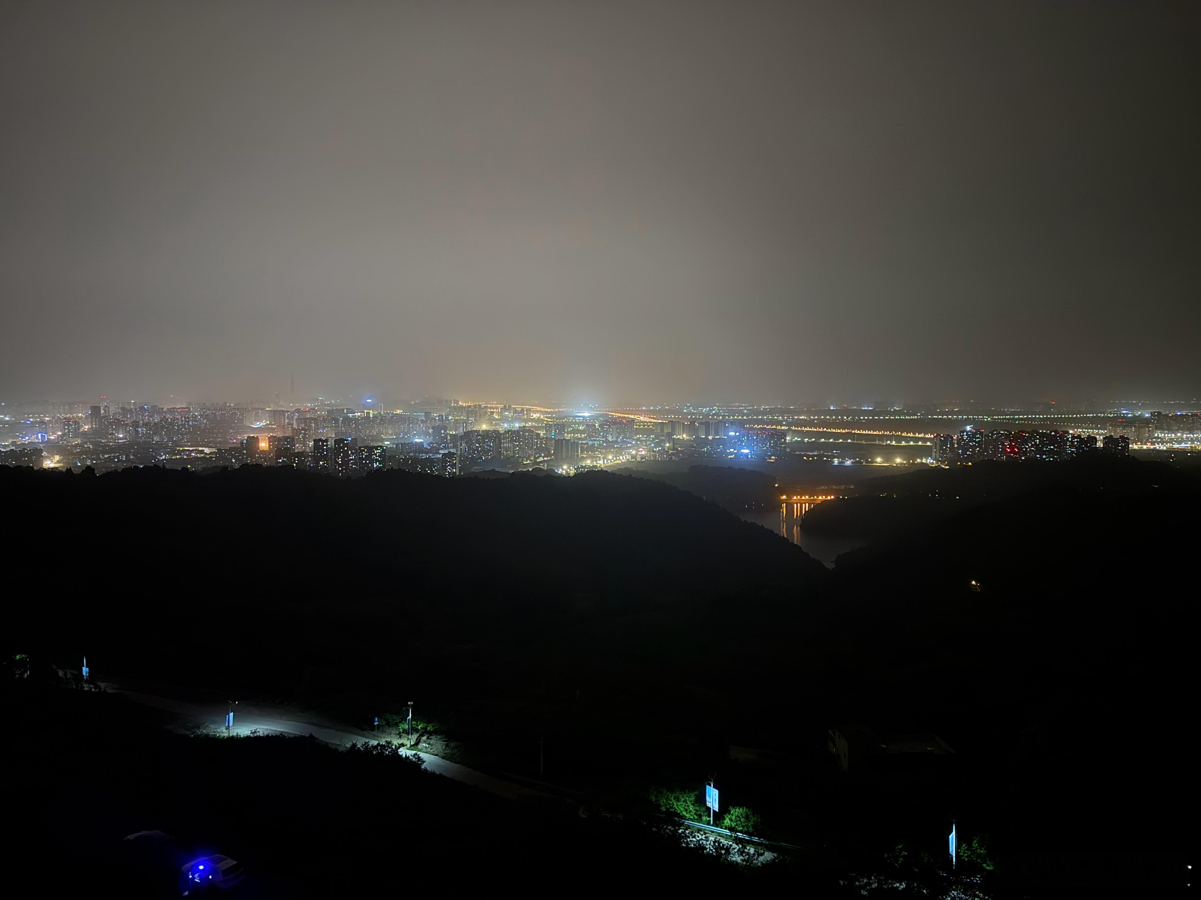 昨天夜爬龙泉山，误入龙泉的小龙虾一条街，太惊喜了，虾虾好大好好吃！那条街很多虾店