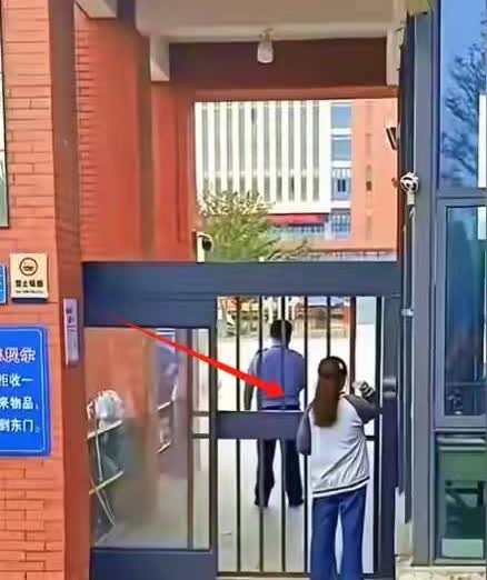 可惜了！阜阳一中这位迟到的女生原来是清北班的学霸，因为忘带准考证折返回去拿，往返