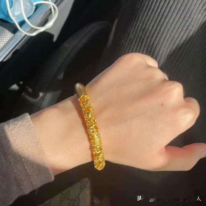 今天，拿出自己30克的金镯子，纠结了半天是戴还是不戴。现在黄金贵到离谱，这镯