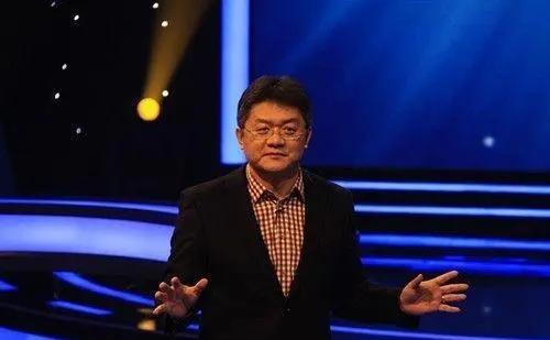 2007年，央视主持人张斌，正在直播奥运新闻发布会时，他的妻子突然冲上台，拿起话