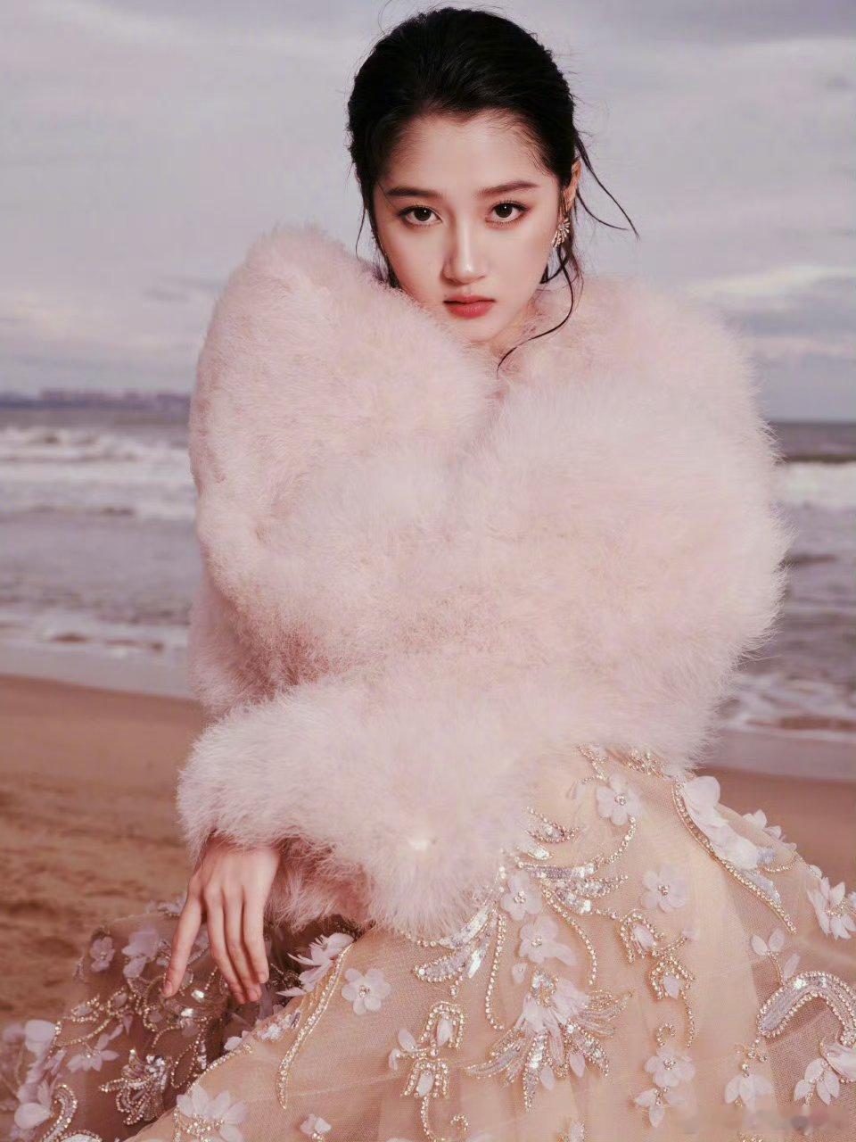 关晓彤elle盛典出图🈶粉色好俏丽完全是海洋公主海的女儿🙌[