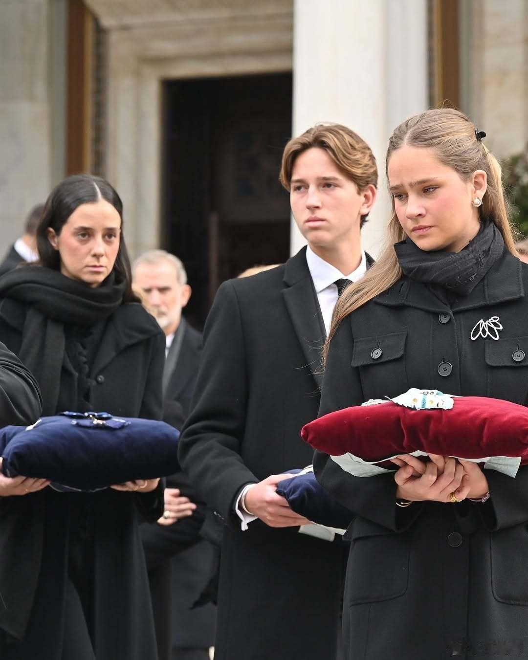 西班牙王室🇪🇸希腊王室艾琳公主在雅典大都会教堂的葬礼补图。世界各国王室