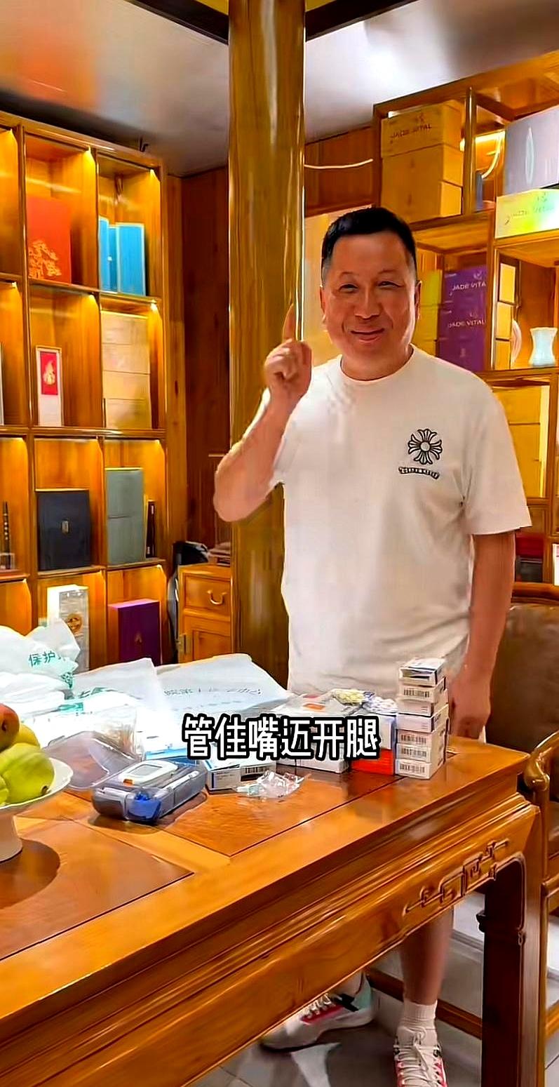 每天把茅台当水喝、顿顿鲍鱼大龙虾，这日子看着风光吧？可40多岁的网红“北京茅台