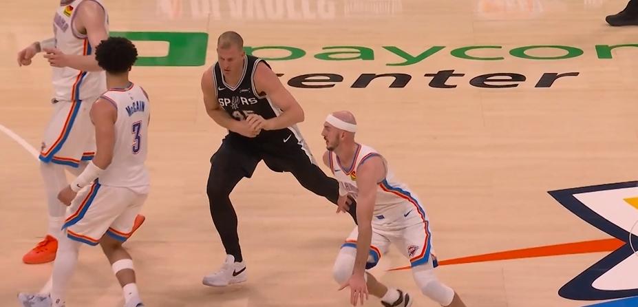 滑天下之大稽……比赛都结束了雷霆居然还有哨子保护！今晨NBA官方：经联盟裁判
