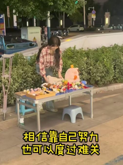 “看哭了！”2021年，女孩癌症晚期，被父母嫌弃是累赘，与她断绝了所有联系。女