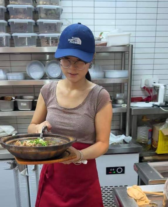 “这个女的火了！”江苏无锡，一个18岁女孩暑假去饭店打工，和老板谈好每天8小时、