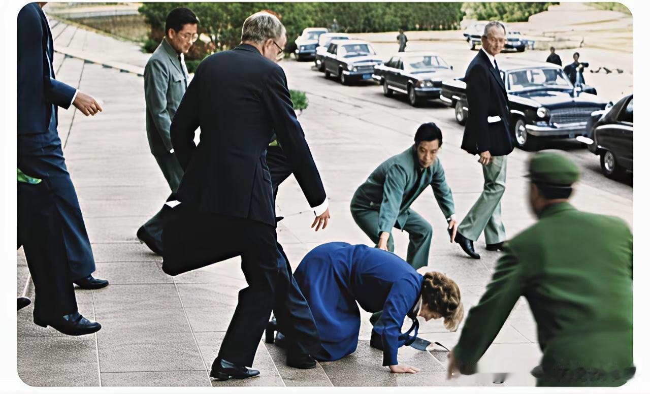 这张照片还有没有人记得英国女首相撒切尔在和邓公谈完香港问题后走出会场的时候突