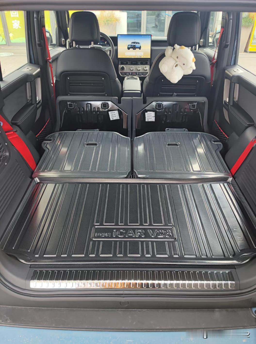 对于车长才4米2的城市代步小车来说，后排不坐人的话，直接放倒拼小床。