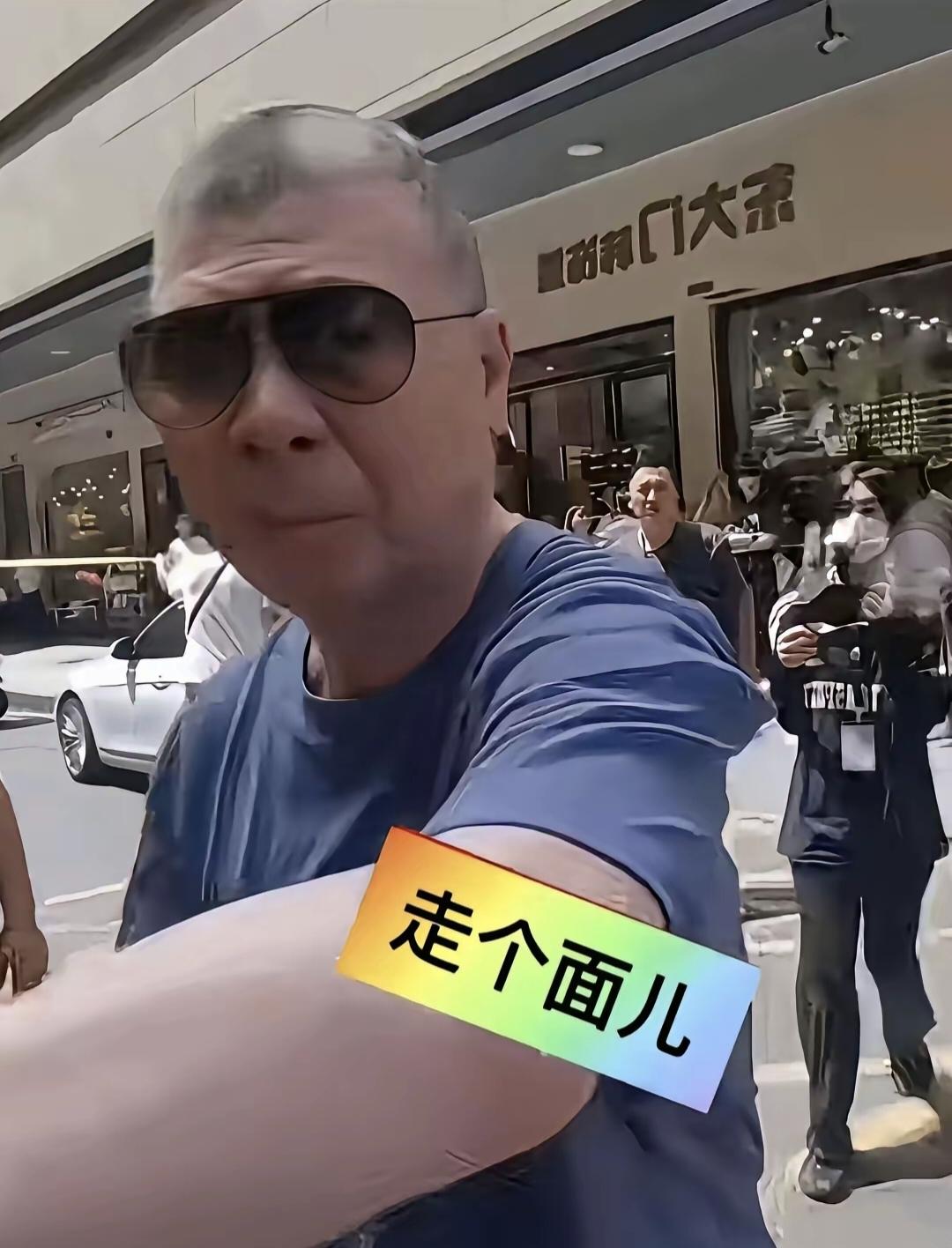 王朔一句话戳穿本质：欺下者，必媚上。这两张“走个面儿”表情包，一个人欺下，