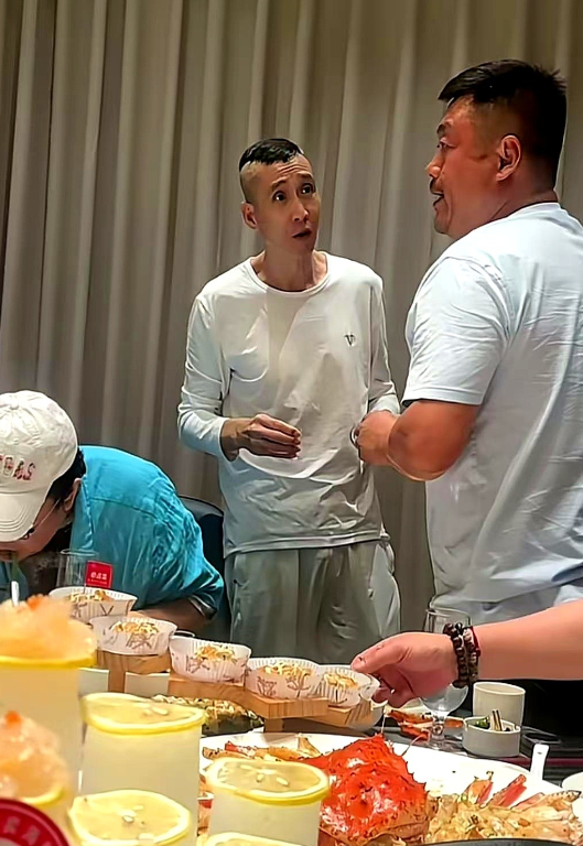 “条子哥”一抬杯，满桌人都站起来了。北京夜里的一顿海鲜局，韩兆挨个敬酒，王为