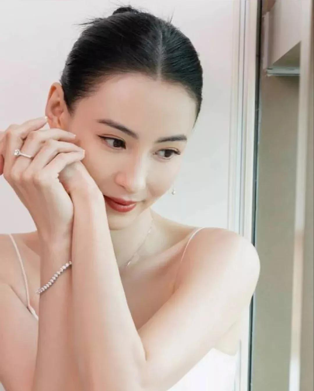 张柏芝这次恐怕是遇上“硬茬”了，一份签了十几年的合同，竟然要抽走她50%的血汗钱